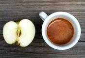 Чашка кофе и яблоко
