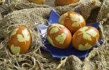 Крашеные яйца к Пасхе, украшенные листиками петрушки