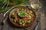 Тёплый диетический салат из куриной печени с овощами