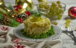 Салат «Новогодняя сказка» с фруктами и сыром