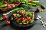 Тёплый диетический салат с куриной грудкой и шпинатом