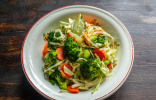 Хрустящий салат из брокколи и белокочанной капусты