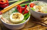 Корейский куриный суп с яйцом