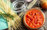 Томатный соус для спагетти с луком и тимьяном