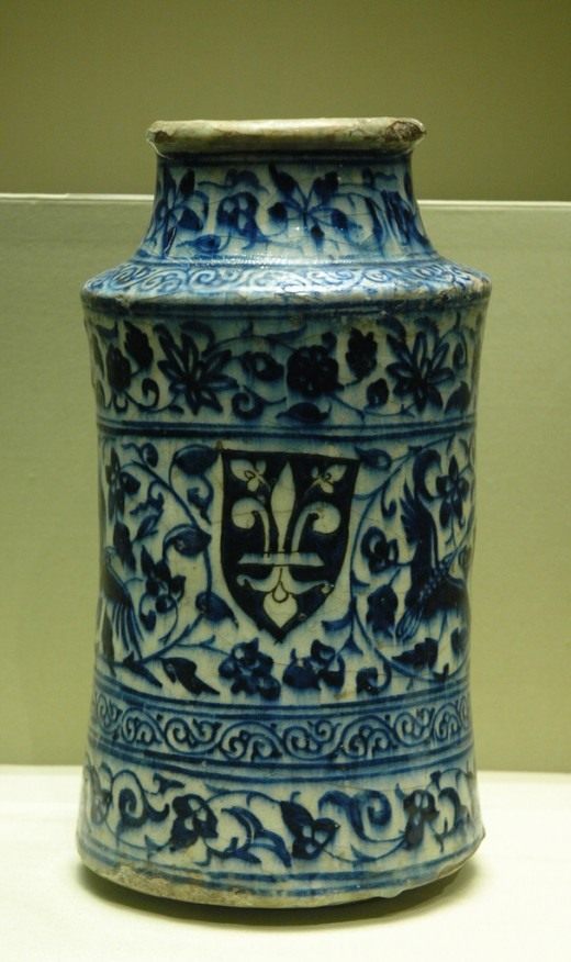 Ваза украшенная Флер де лис. Сирия первая половина XIV века