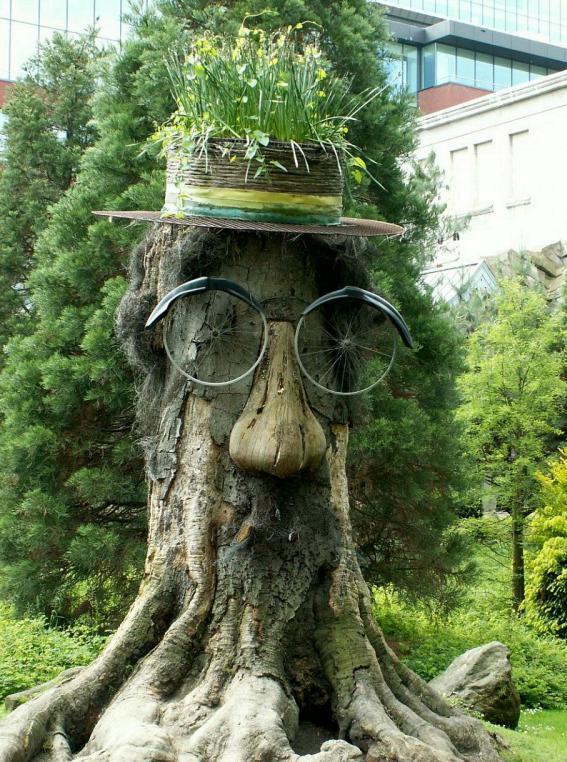 decorated-tree-stump-008