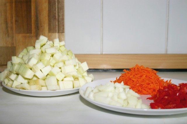 Нарежьте заранее лук, морковь, перец и кабачок