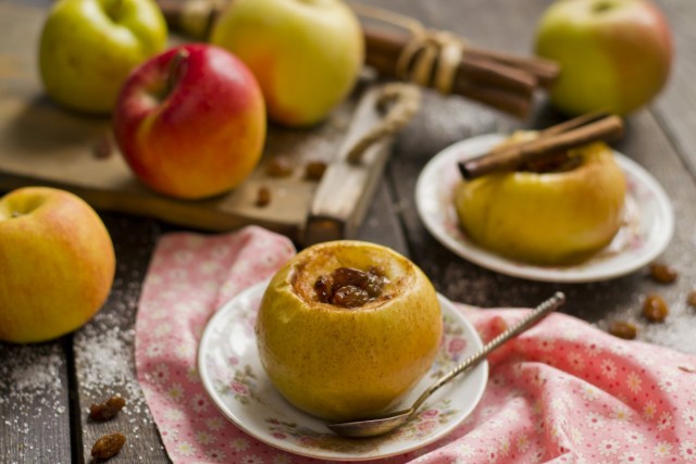 Печёные яблоки с мёдом и сухофруктами