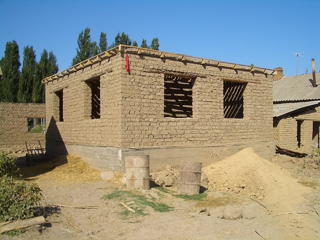 Как построить дом своими руками из глины и соломы. Соломенные блоки, их преимущества и недостатки