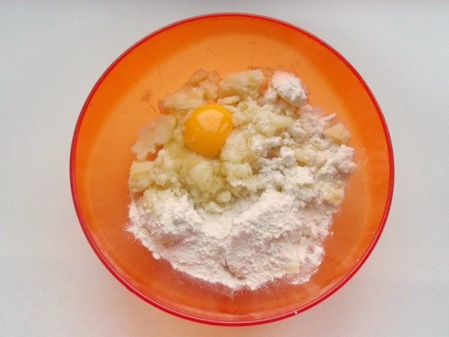 В картофельное пюре добавляем: яйцо, муку, соль, перец и все тщательно перемешиваем