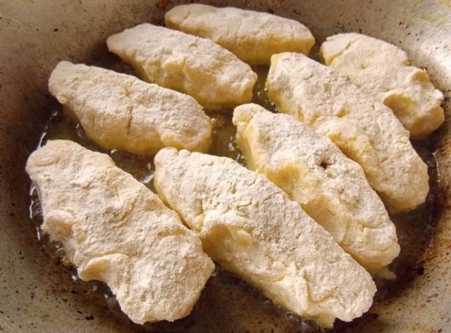Закрытые картофельные зразы выложим на сковороду с разогретым маслом