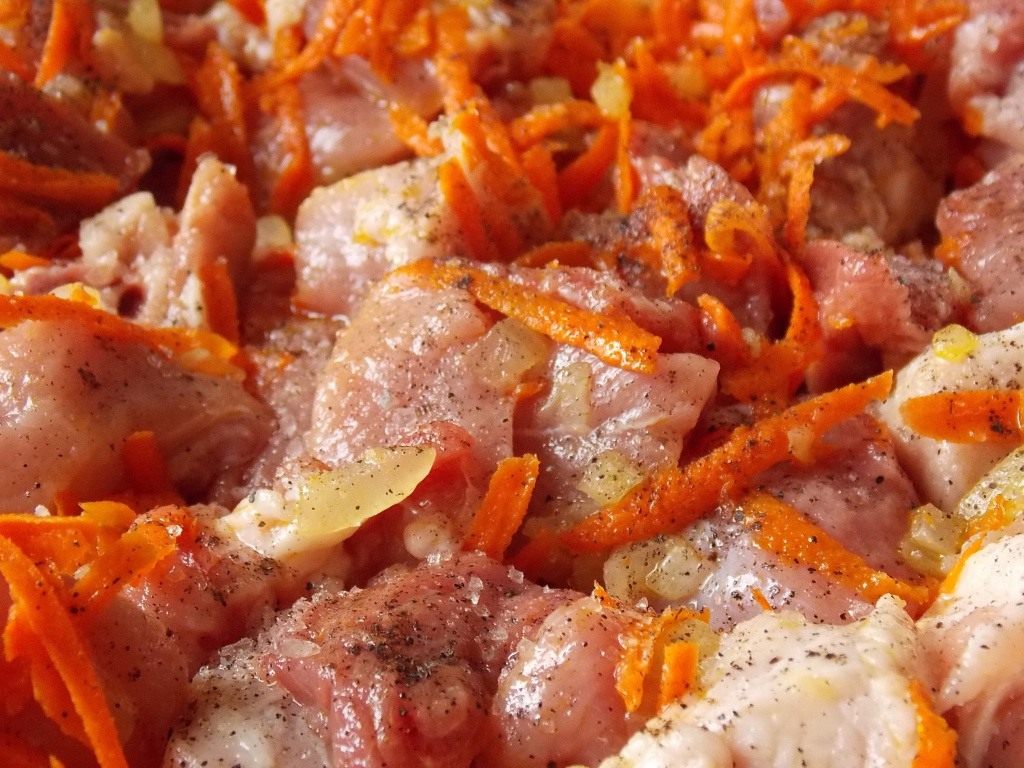 Мясо с луком и маслом. Жареная свинина с морковью. Мясо с зажаркой лук и морковь. Вкусная свинина с морковкой. Свинина в сахаре.