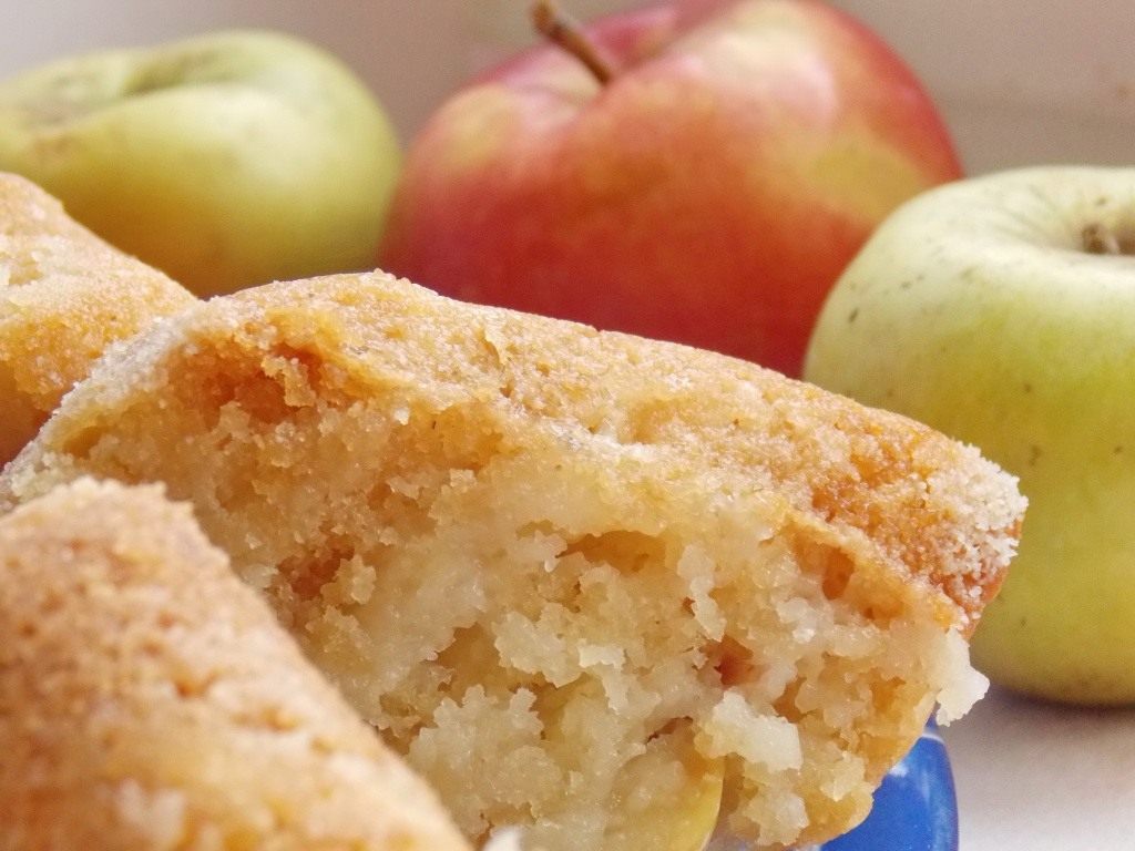 Простой пирог на кефир и с яблоками