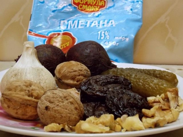 Ингредиенты для салата из свеклы с чесноком и грецкими орехами «Бордо»