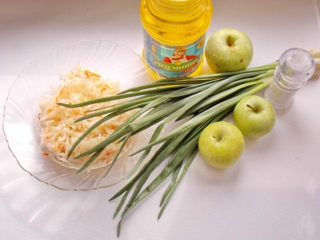 Ингредиенты для салата из квашеной капусты с яблоком и зелёным луком