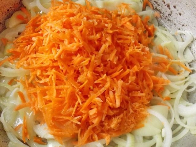 Пассеруем лук до мягкости и добавляем тёртую морковку