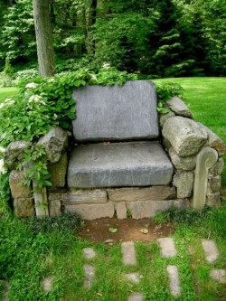 Оставшийся камень можно выложить в виде кресла "Садовый трон"