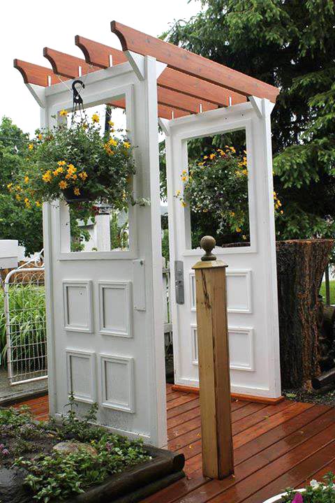 Отреставрированные двери в декоре сада