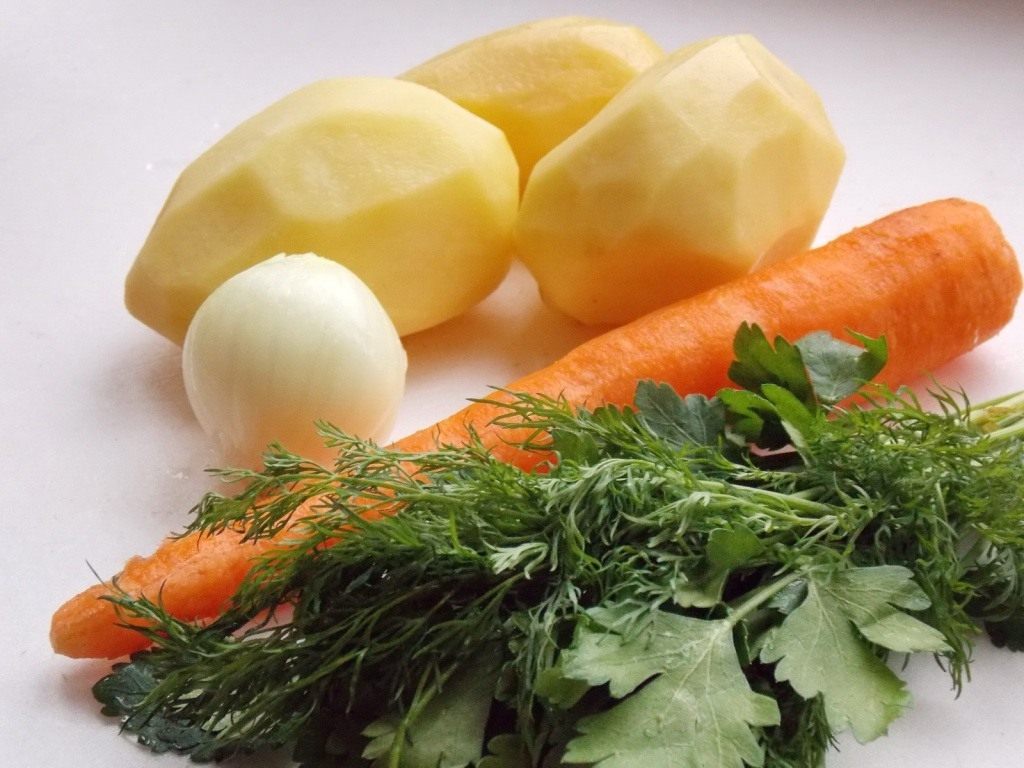 Овощи не очищены. Очищенные овощи. Вареные овощи. Лук и морковь картофель зелень. Картошка лук морковь.
