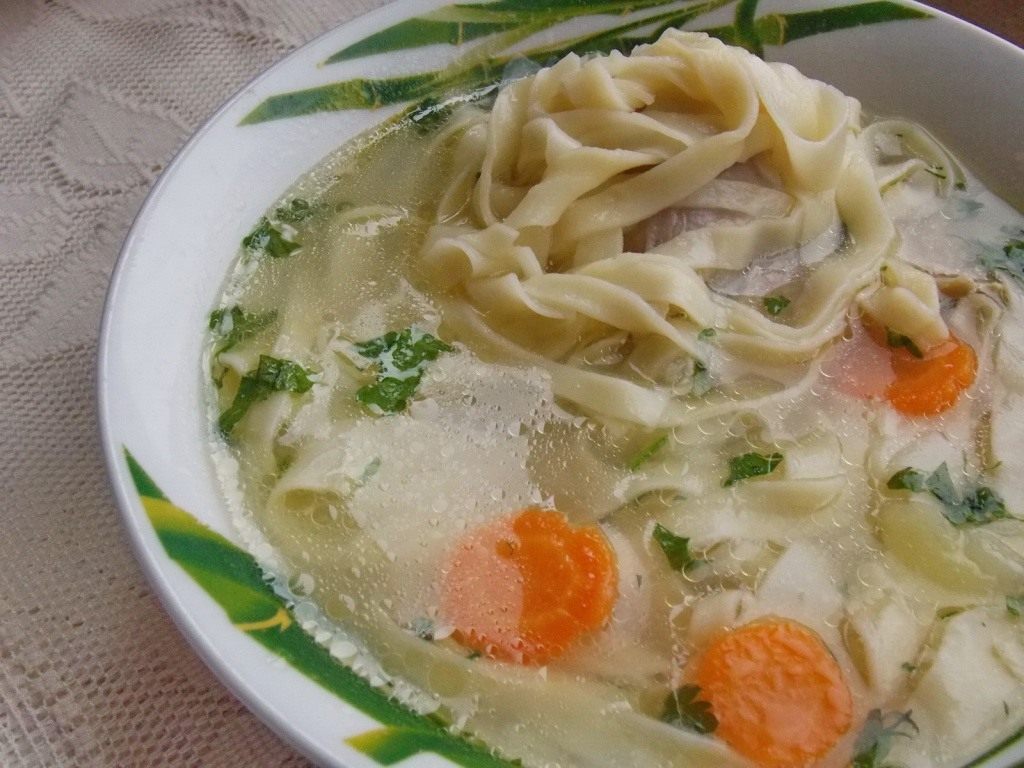 Ароматный куриный суп с домашней лапшой