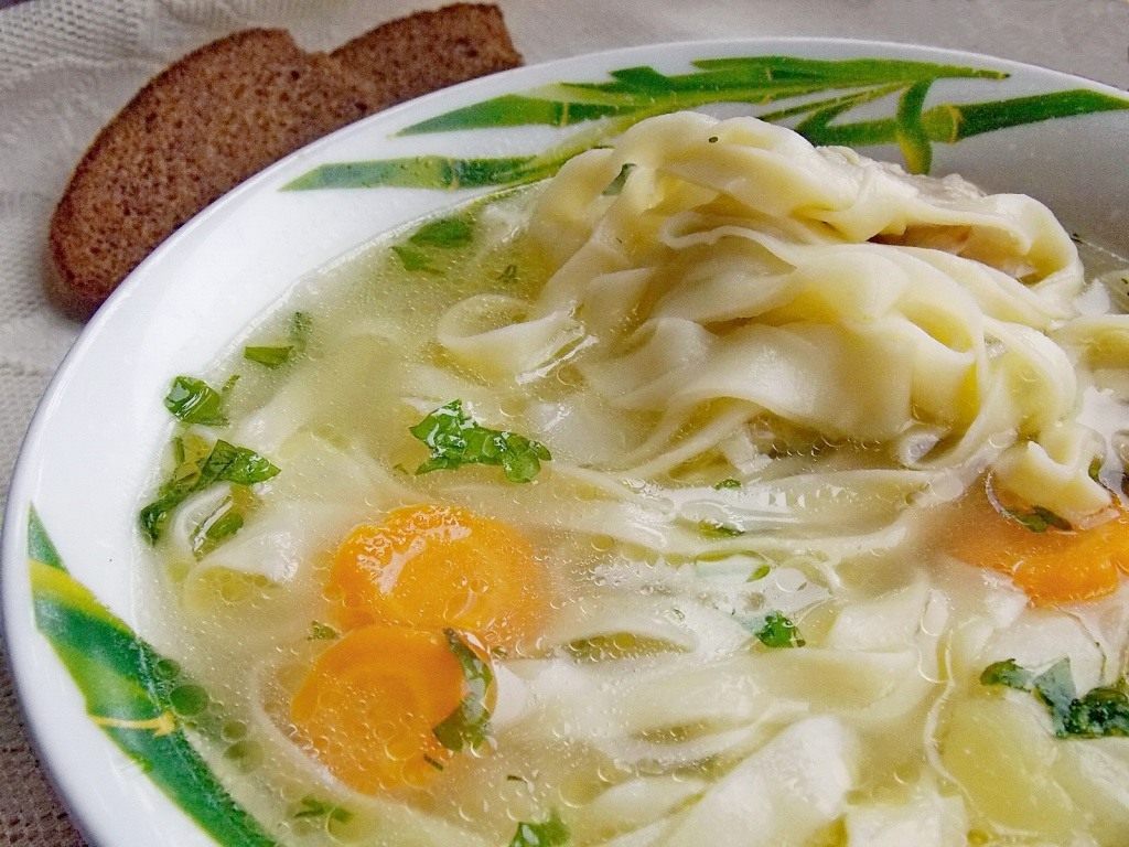 Куриный суп с яичной лапшой по-домашнему