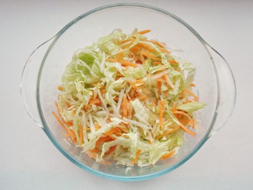 Калории в салате из капусты и моркови. Салат с капустой и морковкой. Салат с белокочанной капустой. Салат витаминный. Салат из капусты с морковью.