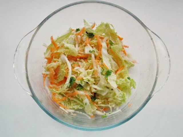 Салат из пекинской капусты, солим, добавляем специи и зелень