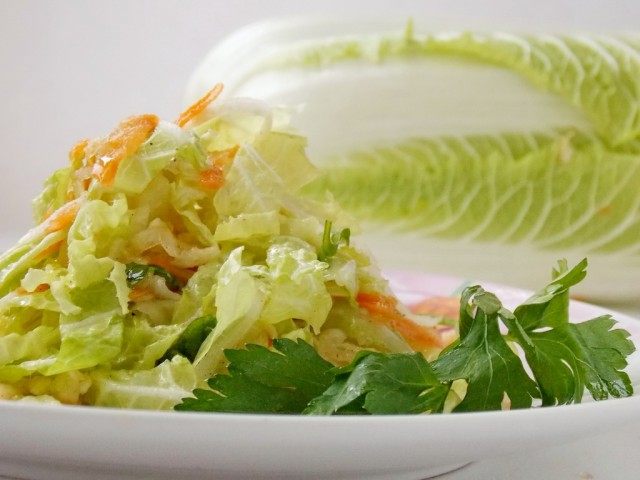 Легкий салат из пекинской капусты