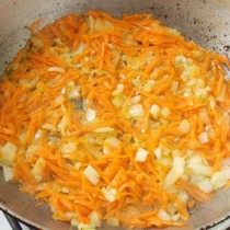 Тёртую морковь обжариваем вместе с луком
