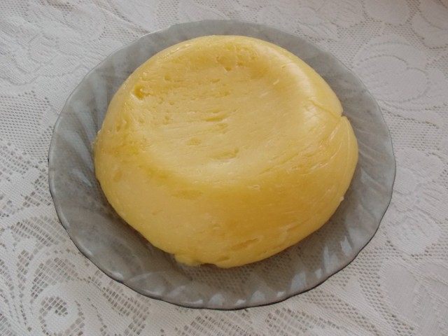 Домашний сыр остыл и сформировался
