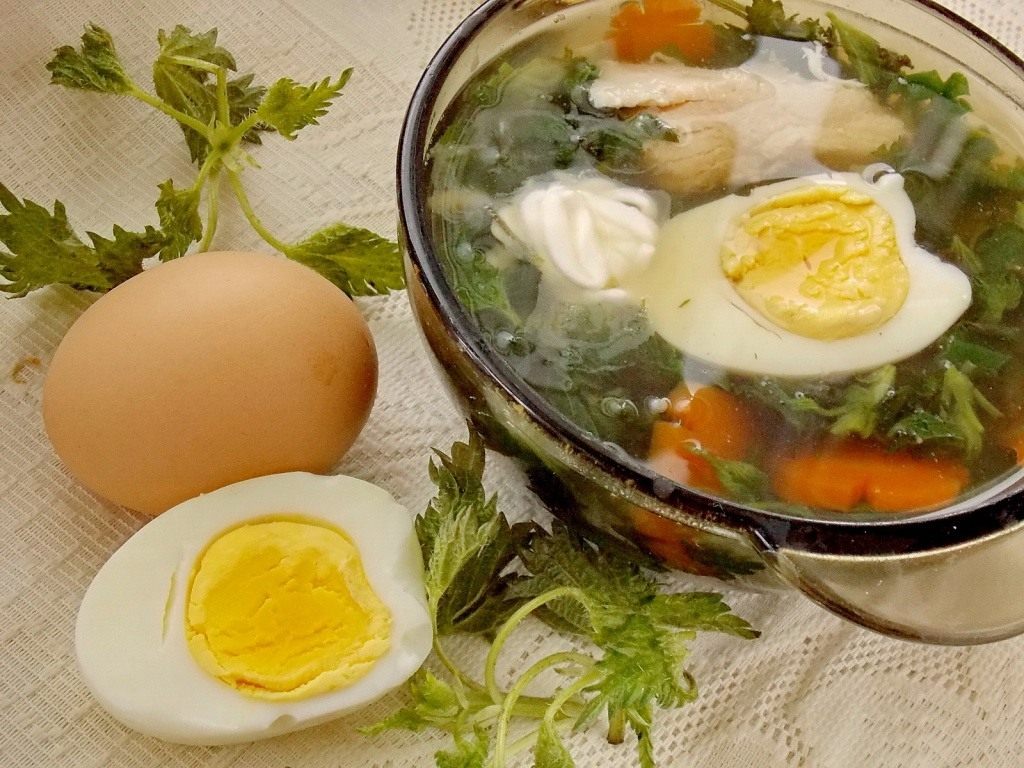 Крапивный суп с яйцом