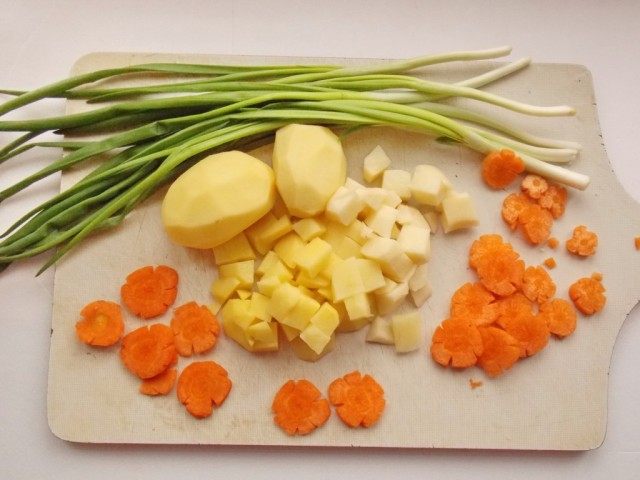 Чистим и нарезаем картофель и морковь
