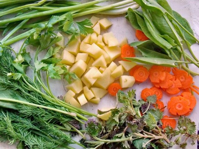Нарежьте морковь, картофель и подготовьте зелень