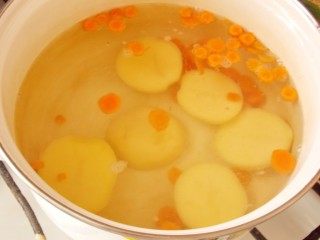 В кипящую воду выкладываем картофель и морковь