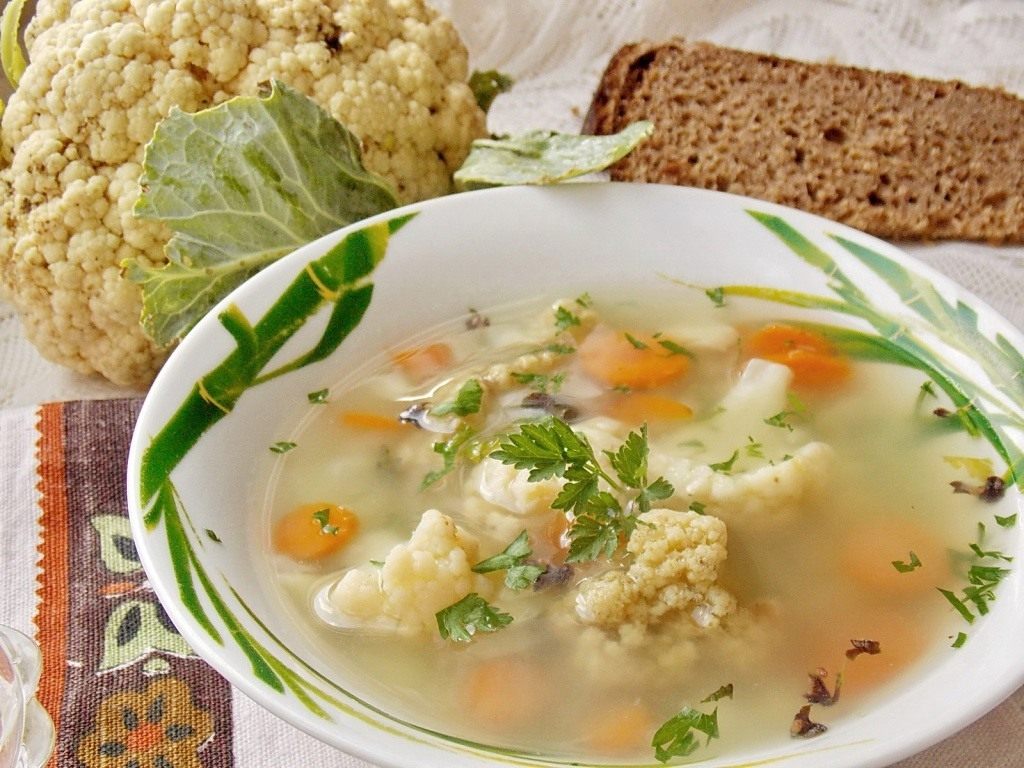 Рецепт: Овощной суп - Легкий быстрый суп с рисом, цветной капустой и зеленым горошком