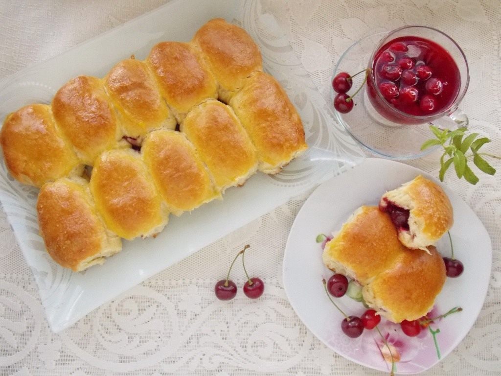 Румяные пирожки с вишней в духовке: рецепт выпечки - Со Вкусом
