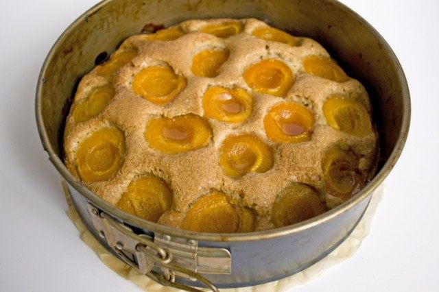 Выпекаем абрикосовый пирог в духовке при 160 °C в течение 35 минут