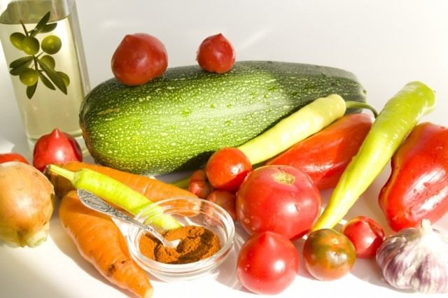 Ингредиенты для приготовления кабачковой икры из запеченных овощей