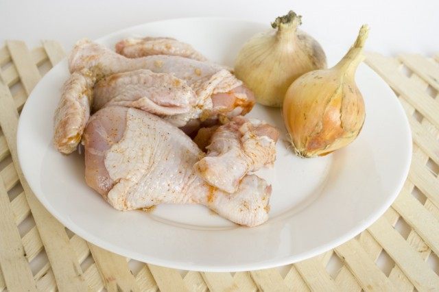 Готовим бульон из маринованной курицы и обжаренного лука 