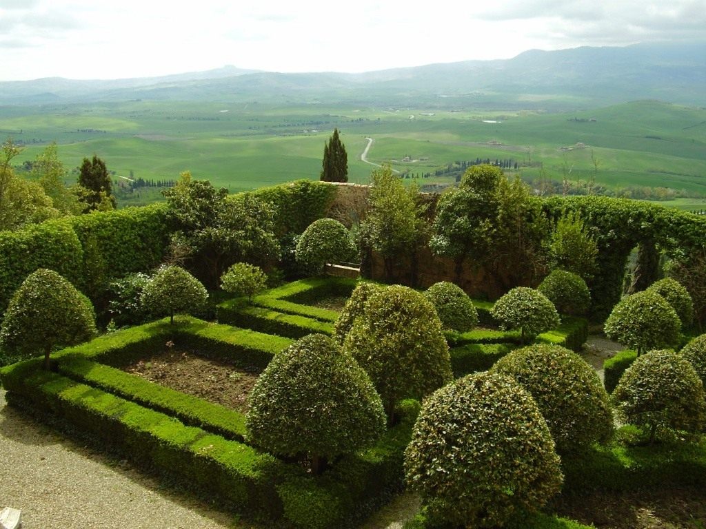 Стиль барокко в оформлении сада. Фото — Ботаничка