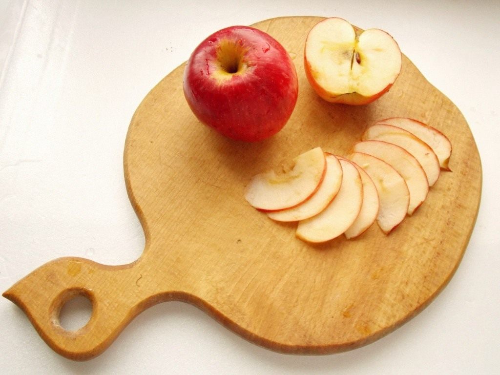 Как сделать слайс. Яблоки нарезанные ломтиками. Порезанное яблоко. Яблоко порезанное дольками. Нарезка ломтиками яблоки.