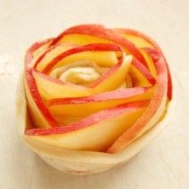 Яблочные розы из слоёного теста