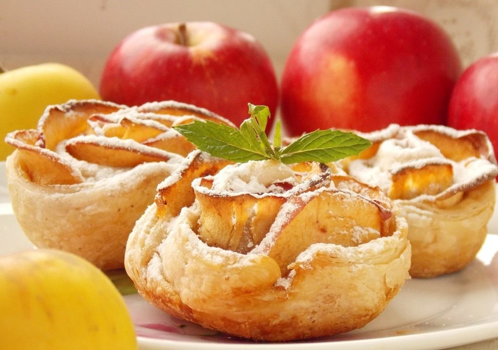 Пирожки слоеные с яблоками и корицей – пошаговый рецепт приготовления с фото