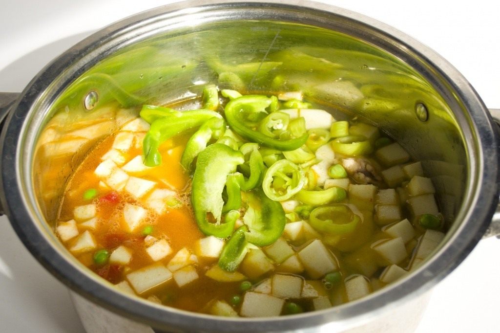 Горошек зеленый свежий рецепт. Суп с зеленым горошком. Гороховый суп с зеленым горошком. Супчик с зеленым горошком. Летний суп с зеленым горошком.