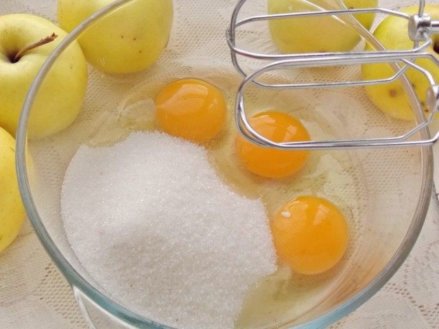 В миску с сахаром вбиваем яйца
