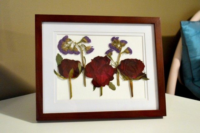Цветки розы и лимониума из букета в декоративном гербарии