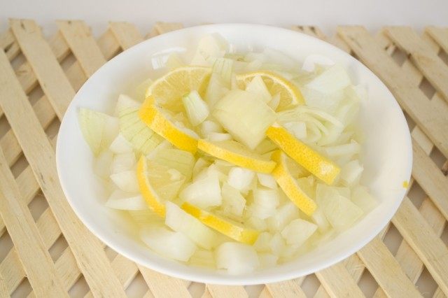 Нарезаем лук, лимон или лайм