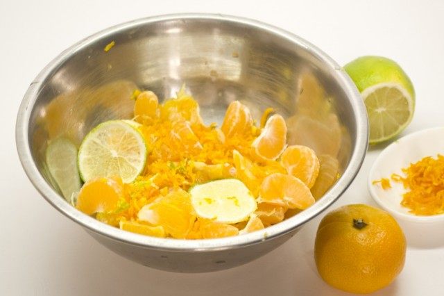 Для апельсинового курда цитрусы порежем и потушим