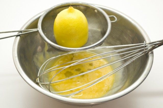 Смешиваем яичные желтки, добавляем лимонный сок