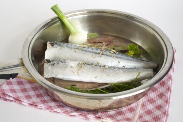 Очищаем рыбу и тушим с овощами